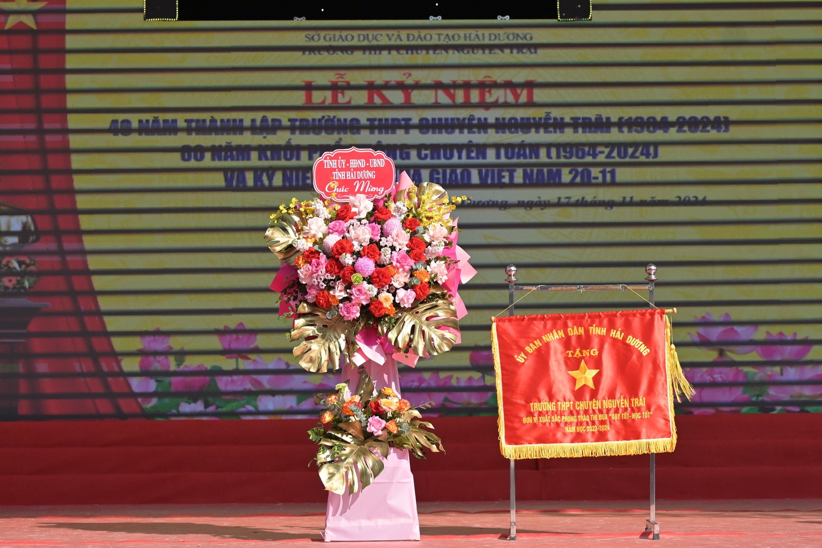 Nhấn để phóng to